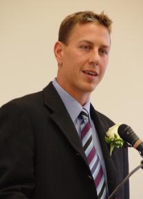 Steve Avery speaking at a podium.